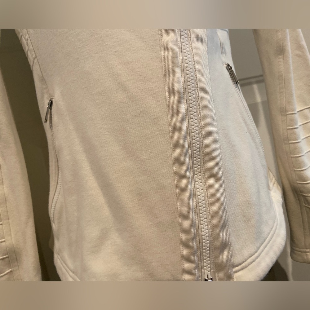 Athleta~Soft~Ivory~Form-Fitting~Asymmetrical Zip Closure~Light Jacket~Size XSP - Picture 7 of 16
